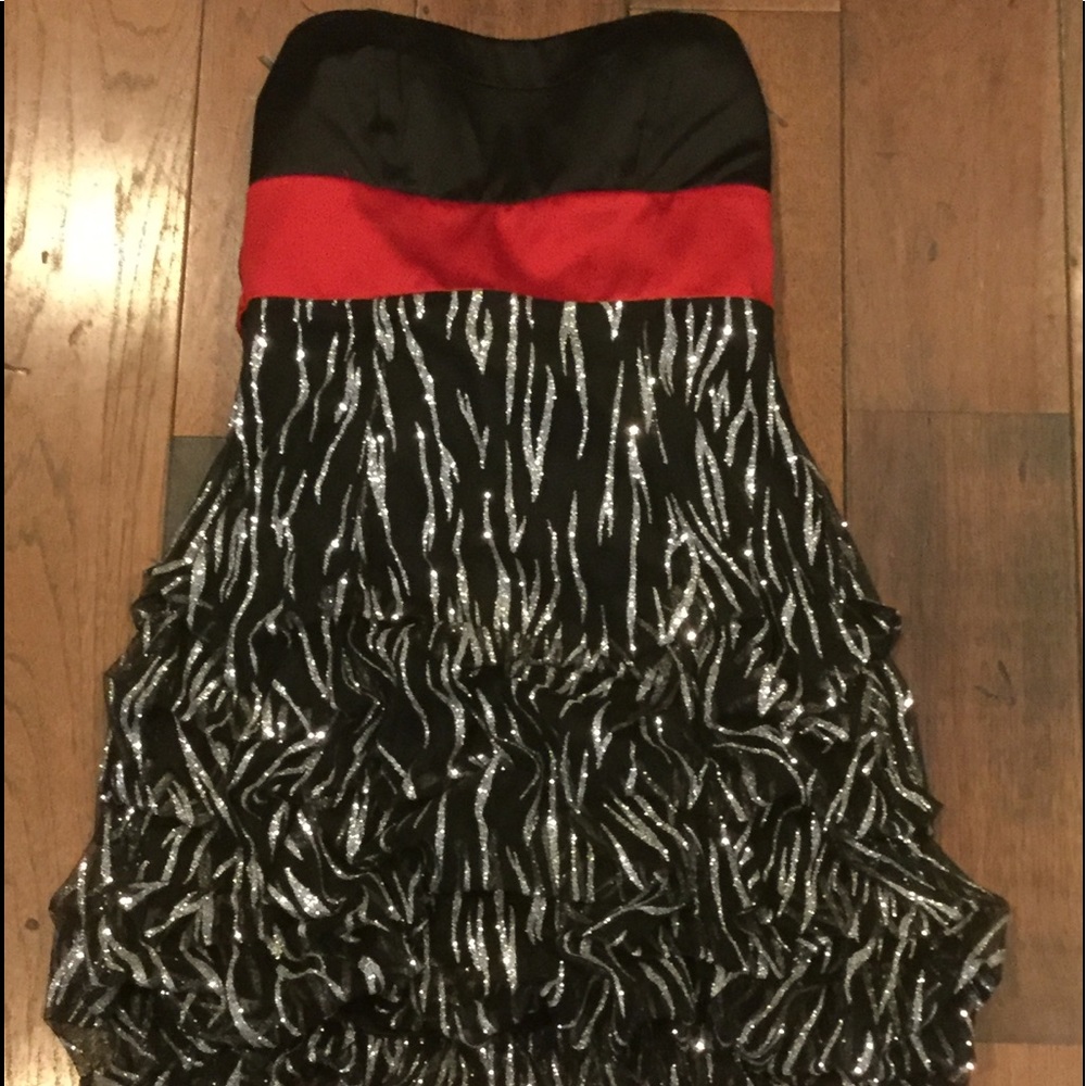 Adorable strapless dress.